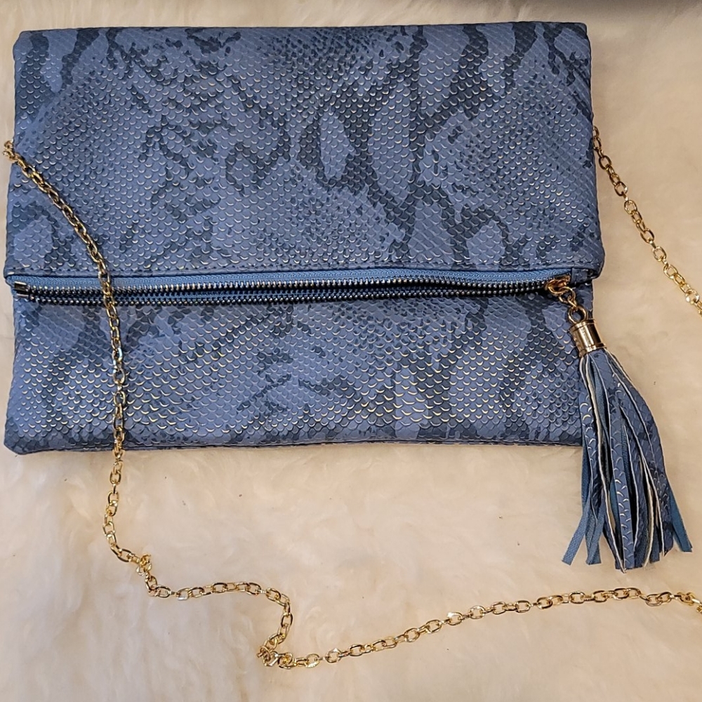 🎊🎊HP 🎊🎊Blue and gold snake skin print clutch